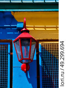 red street lamp  and a colorated  wall in la boca buenos aires argentina. Стоковое фото, агентство Ingram Publishing / Фотобанк Лори