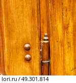 antique old door and ancien wood closed house hinge . Стоковое фото, агентство Ingram Publishing / Фотобанк Лори