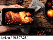 Homemade winter cake. Cupcake in a baking dish in the hands of a woman. Стоковое фото, агентство Ingram Publishing / Фотобанк Лори