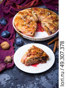 strudel with autumn plum. strudel with plum in the baking tray. Стоковое фото, агентство Ingram Publishing / Фотобанк Лори