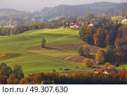 Panoramic view of Austrian village on mountain hills in Alps. Beautiful mountain rural autumn landscape. Fantastic views of Austrian green hills. Beauty world. Colorful mountain landscape of Austrian alps in Mondsee. . Стоковое фото, агентство Ingram Publishing / Фотобанк Лори