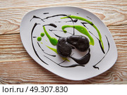 Molecular gastonomy cuttlefish roes with citrus mayonnaise. Стоковое фото, агентство Ingram Publishing / Фотобанк Лори