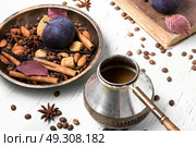 turkish coffee with figs. roasted coffee beans and spices for coffee. Стоковое фото, агентство Ingram Publishing / Фотобанк Лори