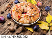 strudel with autumn plum. dessert strudel with autumn plum in tray. Стоковое фото, агентство Ingram Publishing / Фотобанк Лори