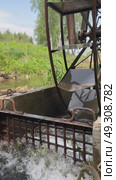 Арт-объект "водяная мельница". Колесо. Вертикальное видео. Art object "water mill". Wheel. Vertical video. Редакционное видео, видеограф Александр Рыбалка / Фотобанк Лори