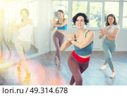 Female teacher conducts modern dance lessons for group of girls. Стоковое фото, фотограф Яков Филимонов / Фотобанк Лори
