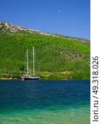 Sailing ship in the blue sea. Стоковое фото, агентство Ingram Publishing / Фотобанк Лори