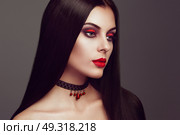 Halloween Vampire Woman portrait. Beautiful Glamour Fashion Sexy Vampire Lady with long dark Hair, beauty Make Up and Costume. Стоковое фото, агентство Ingram Publishing / Фотобанк Лори