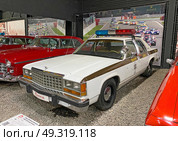 Автомобиль FORD LTD Crown Victoria ("Форд ЛТД Краун Виктория"), 1985 г. Автомузей "Автомобили мира", Москва (2023 год). Редакционное фото, фотограф Мария Кылосова / Фотобанк Лори