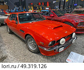 Автомобиль Aston Martin Vantage ("Астон Мартин Вэнтедж"), 1977 г. Автомузей "Автомобили мира", Москва (2023 год). Редакционное фото, фотограф Мария Кылосова / Фотобанк Лори