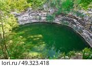 Cenote Sagrado sacred sinkhole in Chichen Itza at Yucatan Mexico. Стоковое фото, агентство Ingram Publishing / Фотобанк Лори