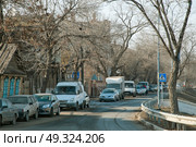 Автомобили, старинные дореволюционные дома на Набережной Варвациевского канала ( начало улицы - четная сторона ) , Астрахань (2014 год). Редакционное фото, фотограф Павел Просянов / Фотобанк Лори