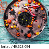 Making jewelery for Halloween. Beads and jewelery for the manufacture of women jewelry in the style of Halloween. Стоковое фото, агентство Ingram Publishing / Фотобанк Лори