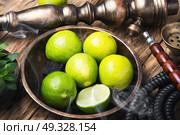 exotic nargile with lime. Arabic hookah with a tobacco flavor of a mixture of lime and peppermint. Стоковое фото, агентство Ingram Publishing / Фотобанк Лори