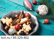 Cookies for Christmas. Homemade Christmas cookies and New Year attributes. Стоковое фото, агентство Ingram Publishing / Фотобанк Лори