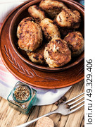 tasty homemade cutlets. Homemade cutlets in clay ware on a wooden background.Ukrainian food. Стоковое фото, агентство Ingram Publishing / Фотобанк Лори