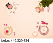 Fashionable Women’s Cosmetics and Accessories. Falt Lay. Nail Polish and blush. Jewelry and Rings. A bouquet of flowers. Pink roses. Стоковое фото, агентство Ingram Publishing / Фотобанк Лори