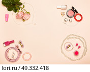 Fashionable Women’s Cosmetics and Accessories. Falt Lay. Nail Polish and blush. Jewelry and Rings. A bouquet of flowers. Pink roses. Стоковое фото, агентство Ingram Publishing / Фотобанк Лори