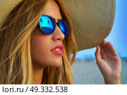Blond teen girl sunglasses and pamela sun hat at palm tree sunset. Стоковое фото, агентство Ingram Publishing / Фотобанк Лори