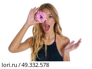 Teen girl holding donuts on her eyes as goggles at white background. Стоковое фото, агентство Ingram Publishing / Фотобанк Лори