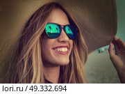 Blond teen girl sunglasses and pamela sun hat at palm tree sunset. Стоковое фото, агентство Ingram Publishing / Фотобанк Лори