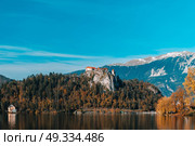 Lake Bled in the Alpine mountains in autumn under blue sky. Стоковое фото, агентство Ingram Publishing / Фотобанк Лори