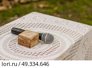 the microphone and box for wedding ruts on the table. Стоковое фото, агентство Ingram Publishing / Фотобанк Лори