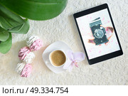 handmade marshmallows next Cup of coffee and a tablet with a picture of the camera. Стоковое фото, агентство Ingram Publishing / Фотобанк Лори