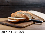 grain bread is sliced on the Board. Стоковое фото, агентство Ingram Publishing / Фотобанк Лори