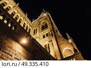 The Hungarian Parliament in Budapest on the Danube in the night lights of the street lamps. Стоковое фото, агентство Ingram Publishing / Фотобанк Лори
