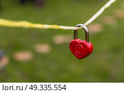 wedding decor, red lock in the shape of a heart dangling on a rope. Стоковое фото, агентство Ingram Publishing / Фотобанк Лори