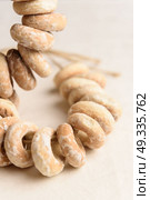bundle of bagels on a white tablecloth in natural light. Стоковое фото, агентство Ingram Publishing / Фотобанк Лори