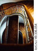 old vintage semicircular staircase with wooden stairs. Стоковое фото, агентство Ingram Publishing / Фотобанк Лори