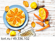 Autumnal vegetable pie. Vegetable pie from carrots, pumpkins and quinces. Стоковое фото, агентство Ingram Publishing / Фотобанк Лори