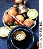 hookah shisha with kiwi. smoking hookah in Arabic style with the tobacco aroma kiwi. Стоковое фото, агентство Ingram Publishing / Фотобанк Лори