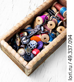 Thread spools and buttons. Wooden retro box, with thread spools and buttons. Sewing accessories. Стоковое фото, агентство Ingram Publishing / Фотобанк Лори
