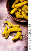 spice root Curcuma. Root of the turmeric plant in a bowl. Стоковое фото, агентство Ingram Publishing / Фотобанк Лори