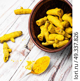 spice root Curcuma. Root of the turmeric plant in a bowl. Стоковое фото, агентство Ingram Publishing / Фотобанк Лори