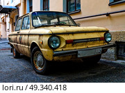 Желтый автомобиль ЗАЗ-968М (Запорожец) на улице. Редакционное фото, фотограф Александр Селезнев / Фотобанк Лори