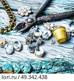 Making of handmade jewellery. precious stones for jewelry and tools for making jewelry. Стоковое фото, агентство Ingram Publishing / Фотобанк Лори