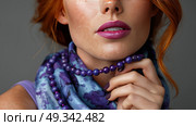 Close-up of a woman's hand holding a purple beaded necklace, elegant fashion portrait. Крупный план женской руки, держащей фиолетовое ожерелье из бисера, элегантный модный портрет. Стоковое AI-изображение, AI-художник Katsiaryna Repich / Фотобанк Лори