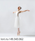 Young ballerina (on grey version) Стоковое фото, агентство Ingram Publishing / Фотобанк Лори