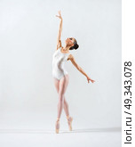 Young ballerina (on grey version) Стоковое фото, агентство Ingram Publishing / Фотобанк Лори