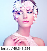 Face of Beautiful Woman Decorated with Flowers. Perfect Makeup. Beauty Fashion Model Woman Face perfect Skin. Paper Flowers. Стоковое фото, агентство Ingram Publishing / Фотобанк Лори