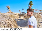 young beard man in a beach with parasol at summer. Стоковое фото, агентство Ingram Publishing / Фотобанк Лори