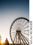 Ferris wheel against the blue sky in the port city Gdynia Poland. Стоковое фото, агентство Ingram Publishing / Фотобанк Лори