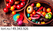 Making bijouterie of colored beads. Hobby jewelry making and beading handmade process.Colored beads.Handicraft. Стоковое фото, агентство Ingram Publishing / Фотобанк Лори