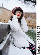 Young woman enjoying a winter day . Стоковое фото, агентство Ingram Publishing / Фотобанк Лори