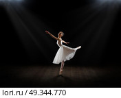 Young ballerina (in interior version) Стоковое фото, агентство Ingram Publishing / Фотобанк Лори