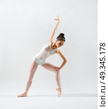 Young ballerina (on grey version) Стоковое фото, агентство Ingram Publishing / Фотобанк Лори